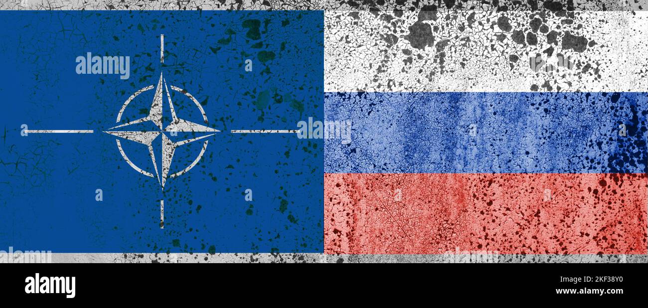 Les drapeaux de l'OTAN et de la Russie sur le mur avec une grosse fissure au milieu. Relations entre l'Organisation du Traité de l'Atlantique Nord et Banque D'Images