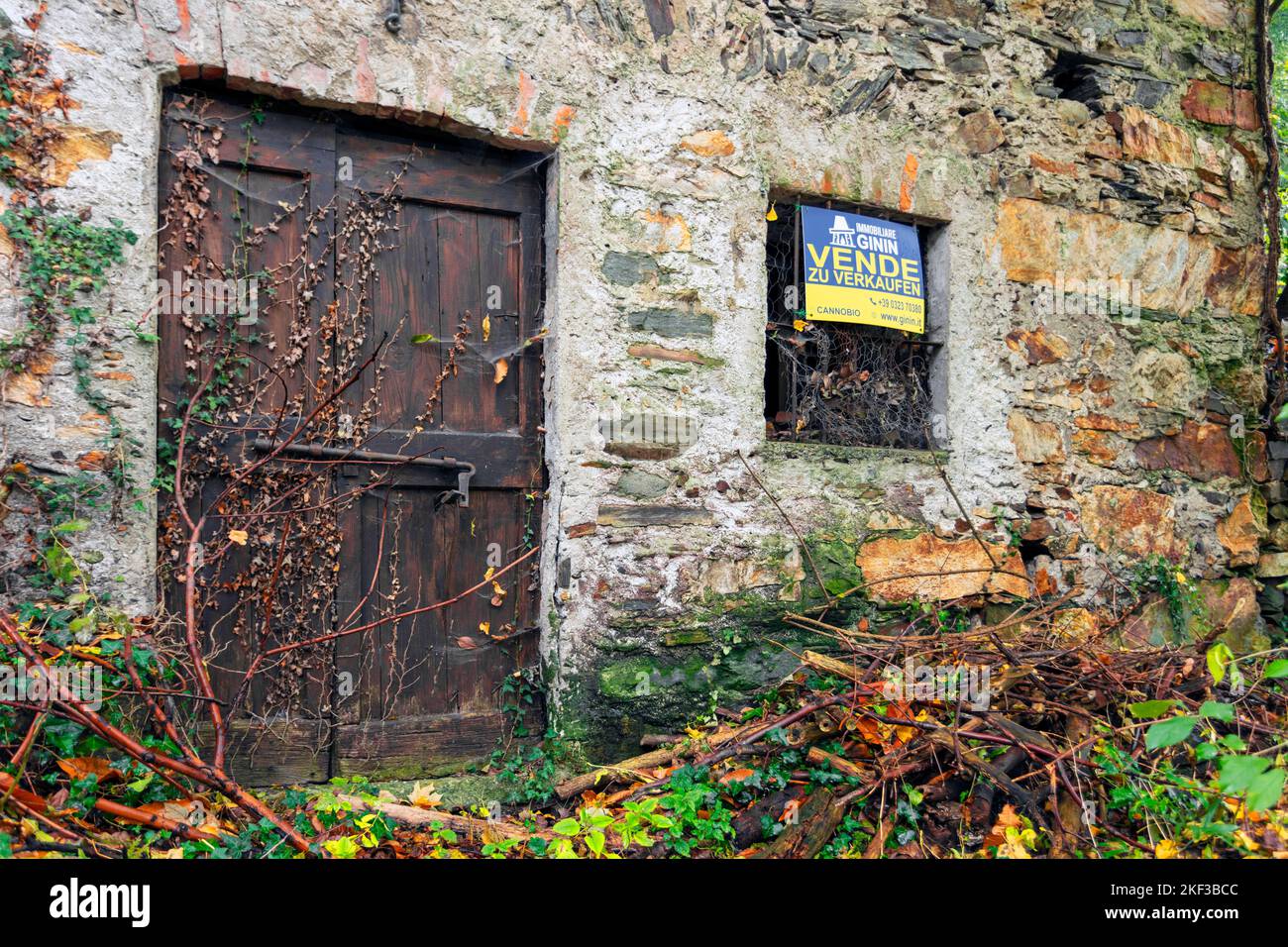 Maison en pierre de style rustique abandonnée à vendre, Cannobio, Lac majeur, Verbano-Cusio-Ossola, Piémont, Italie Banque D'Images