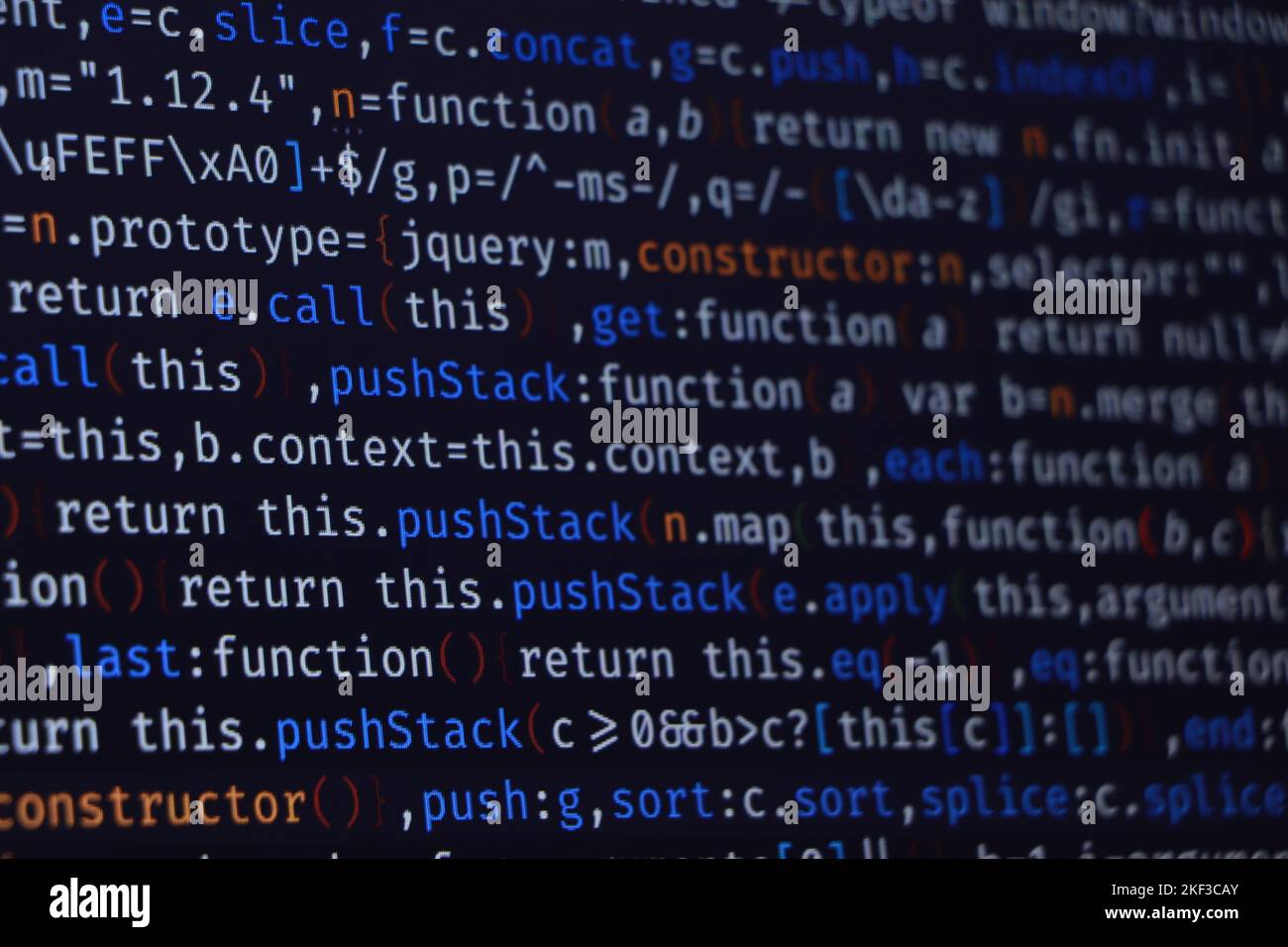 Code source du logiciel. Code de programmation. Code de programmation sur l'écran du calculateur. Développeur travaillant sur les codes de programme au bureau. Photo du code source. Technolo Banque D'Images