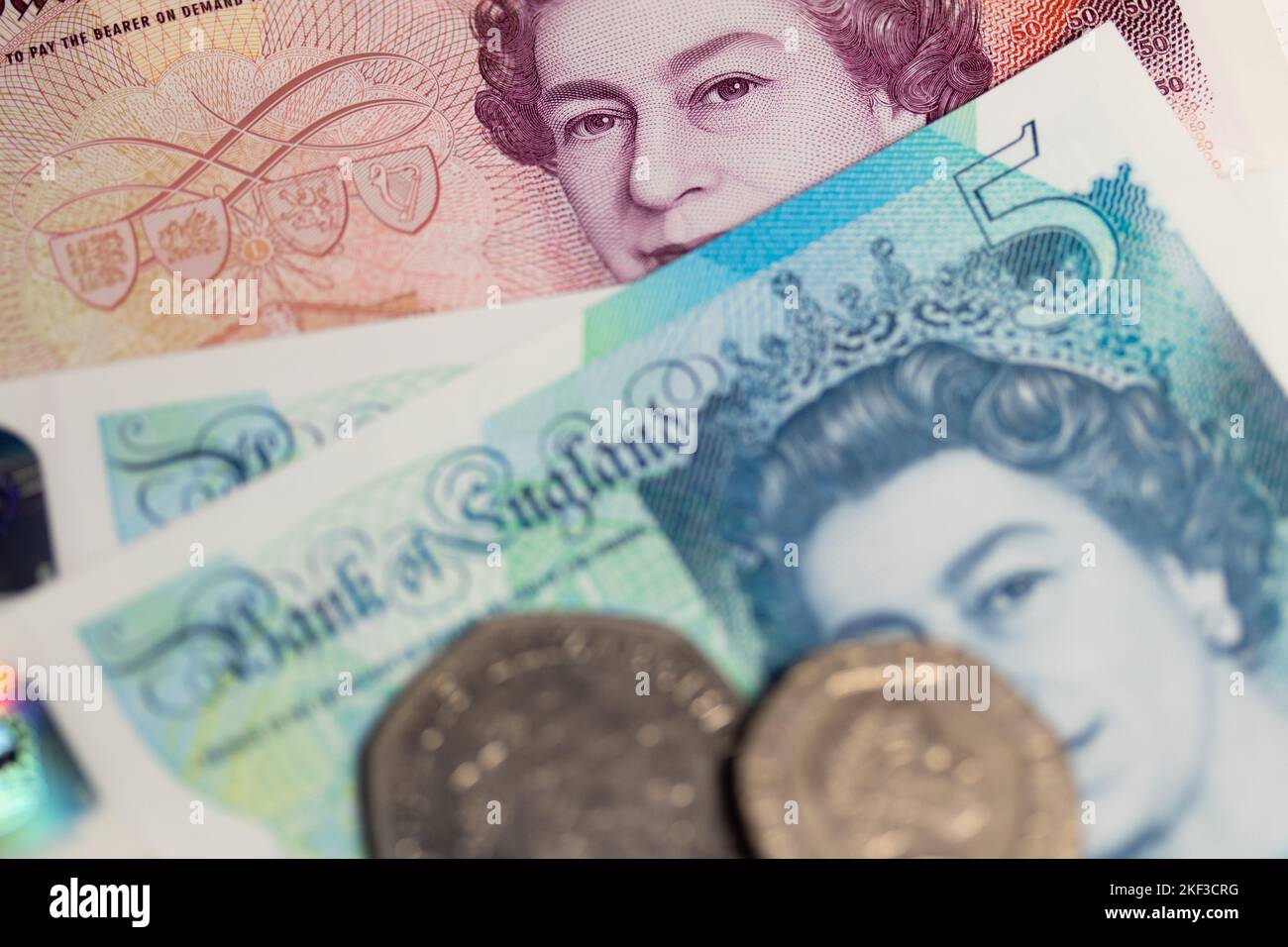 Un gros plan de billets en plastique livre sterling, la monnaie du Royaume-Uni. Feu HM Queen Elizabeth II est vu en haut. Banque D'Images
