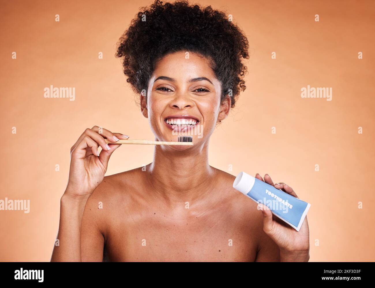 Femme noire, hygiène dentaire et brosse à dents avec dentifrice pour se brosser les dents et sourire. Santé bucco-dentaire, femme afro-américaine et femme de la bouche propre Banque D'Images