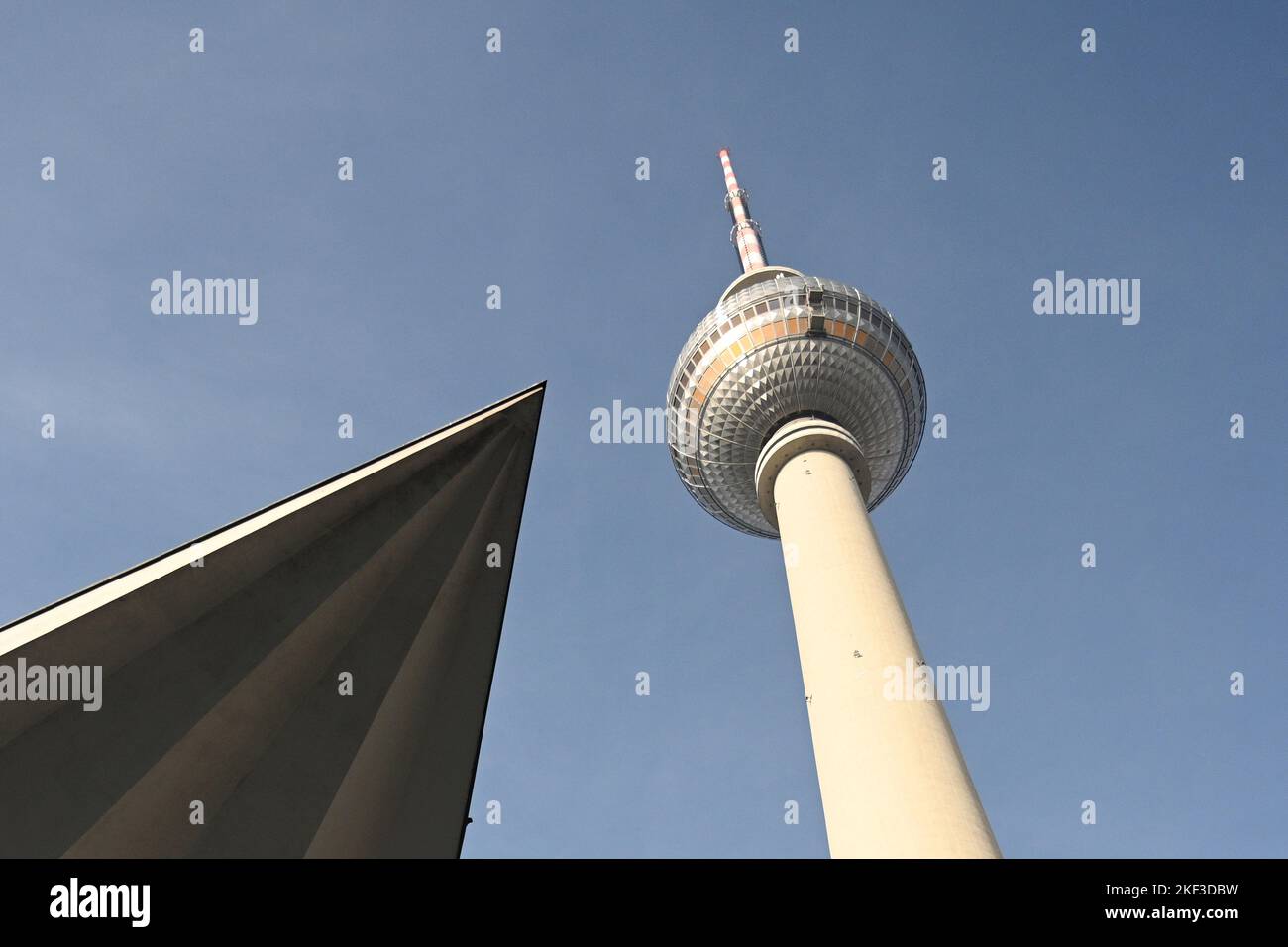 La tour de télévision situé sur la place Alexanderplatz à Berlin, Allemagne. Banque D'Images