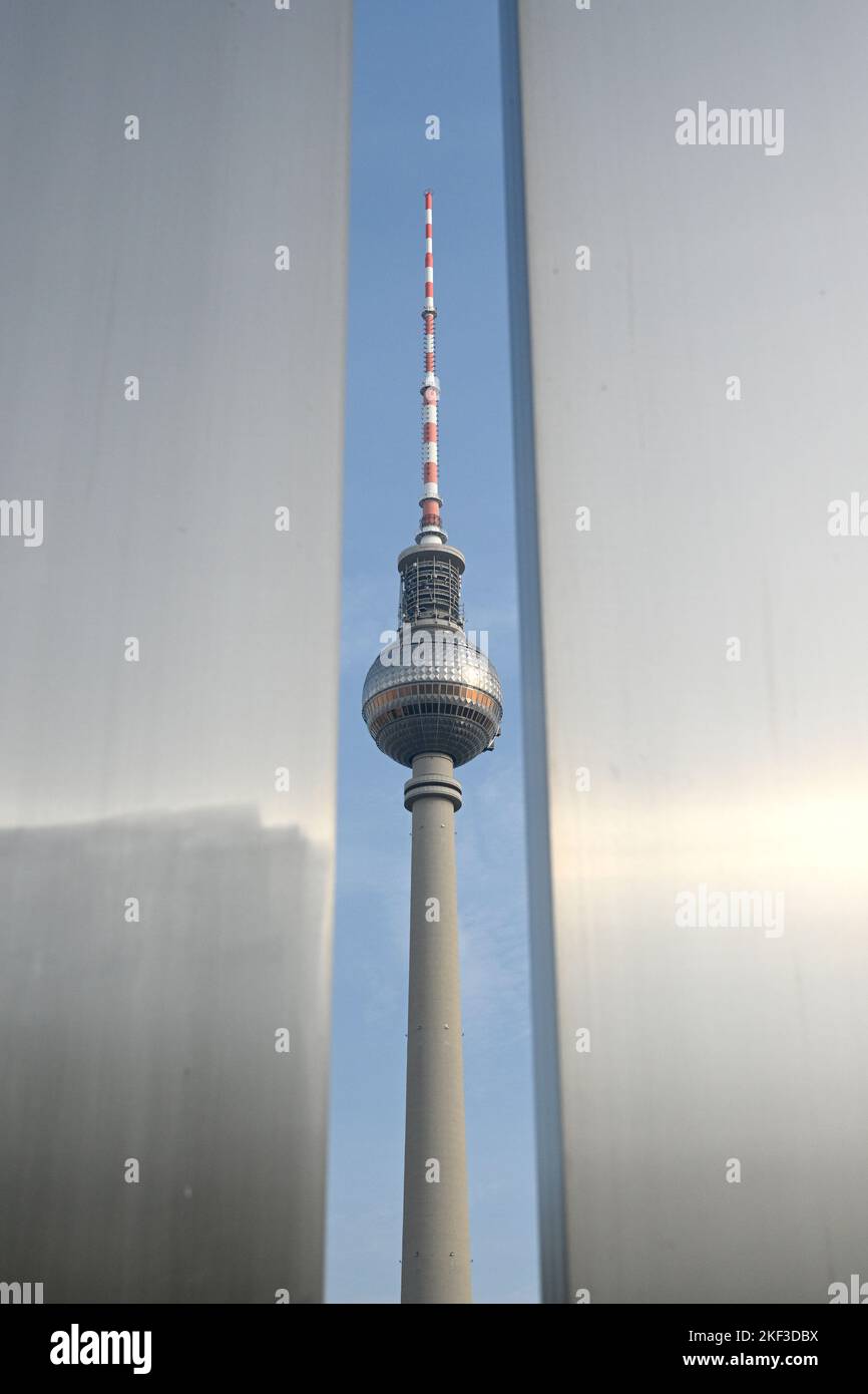 La tour de télévision situé sur la place Alexanderplatz à Berlin, Allemagne. Banque D'Images