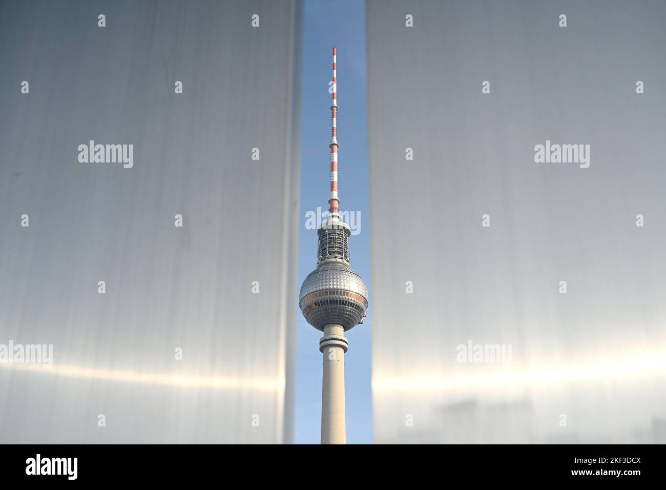 La tour de télévision situé sur la place Alexanderplatz à Berlin, Allemagne. Banque D'Images
