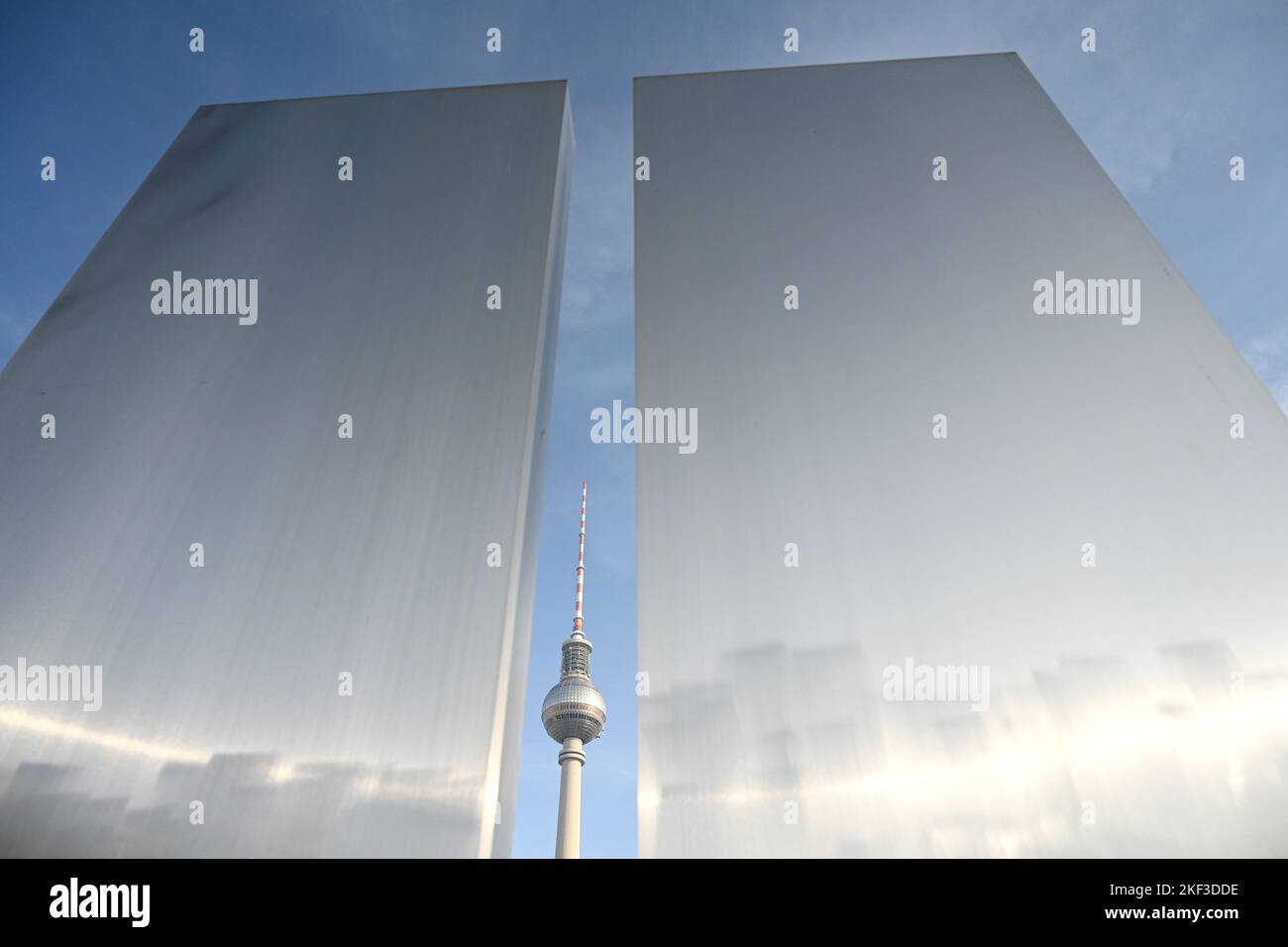 La tour de télévision situé sur la place Alexanderplatz à Berlin, Allemagne. Banque D'Images