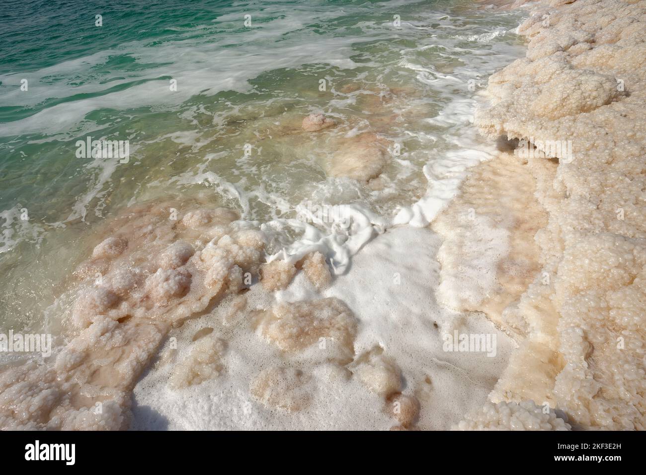 La mer Morte, Jordanie. Il n'existe rien de vivant dans la mer Morte. Plus de 400 mètres sous le niveau de la mer. Banque D'Images