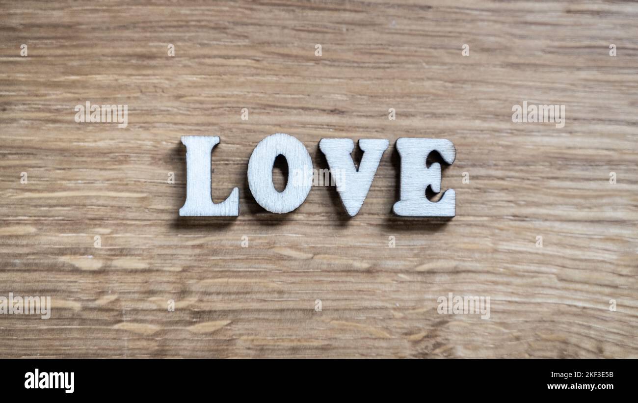 Love - inscription de 3D lettres en bois sur le fond en bois texturé. Expression du thème romantique ou de la Saint-Valentin. Inscription de style rustique. Banque D'Images