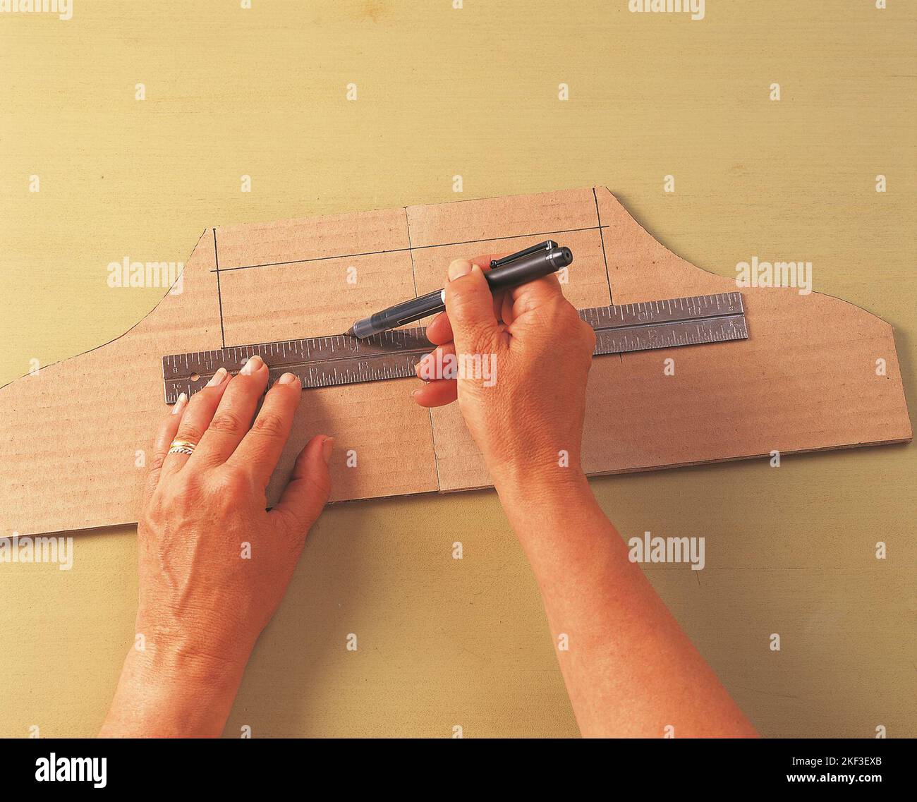 Tracer une ligne sur le carton ondulé Banque D'Images