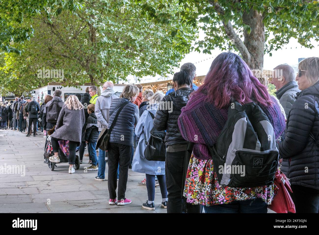 La file d’attente à la South Bank à Londres pour voir la Reine Elizabeth II en Grande-Bretagne mentir dans l’état. Banque D'Images