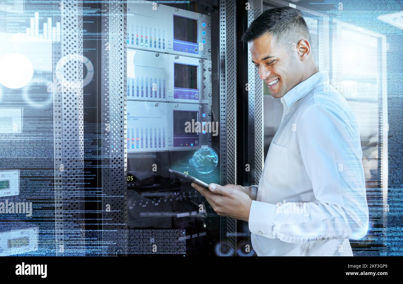 Serveur, tablette et numérique avec un ingénieur travaillant avec la technologie hologramme pour la programmation ou la sécurité informatique. L'avenir, l'informatique et l'innovation avec un Banque D'Images