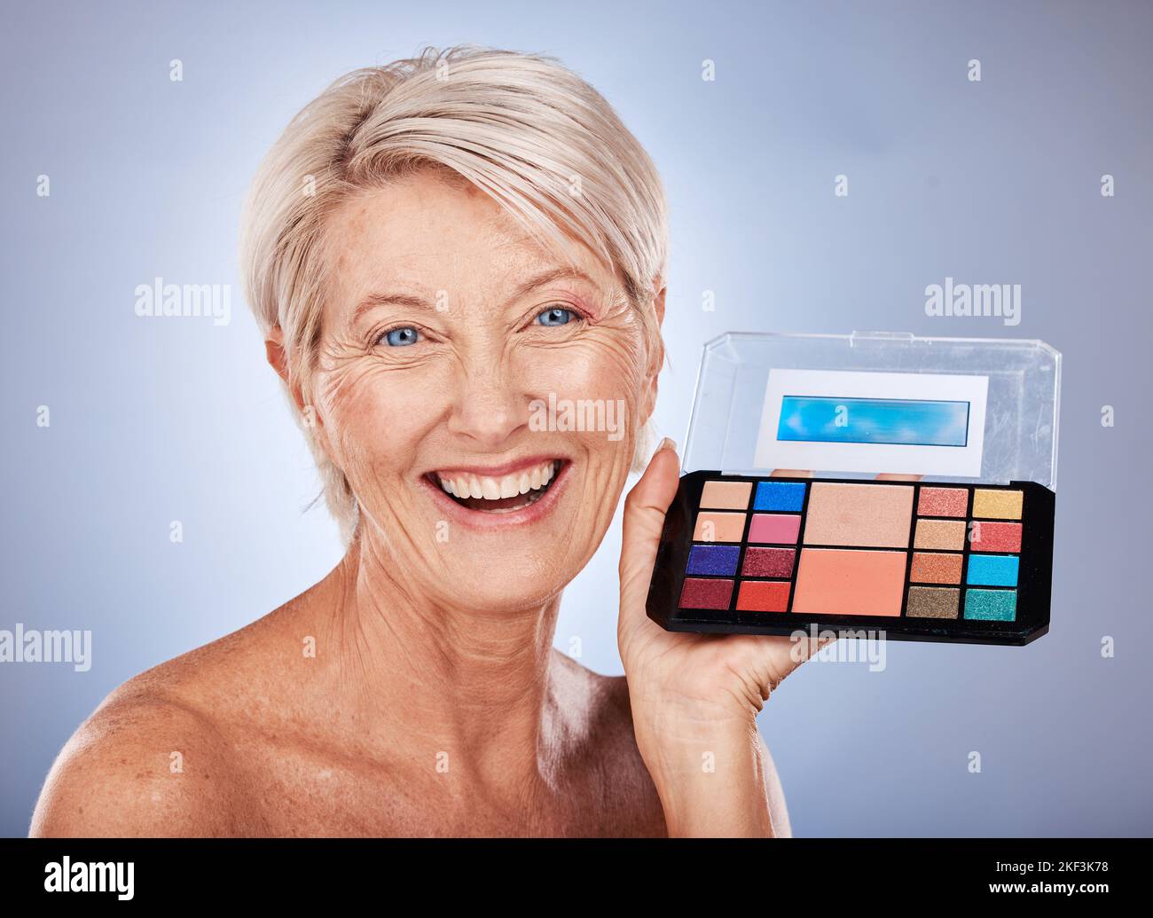 Maquillage, portrait senior et femme sourire avec beauté, cosmétique et couleur fard à paupières produit. Visage de mannequin âgé heureux avec des soins de la peau, des cosmétiques et Banque D'Images
