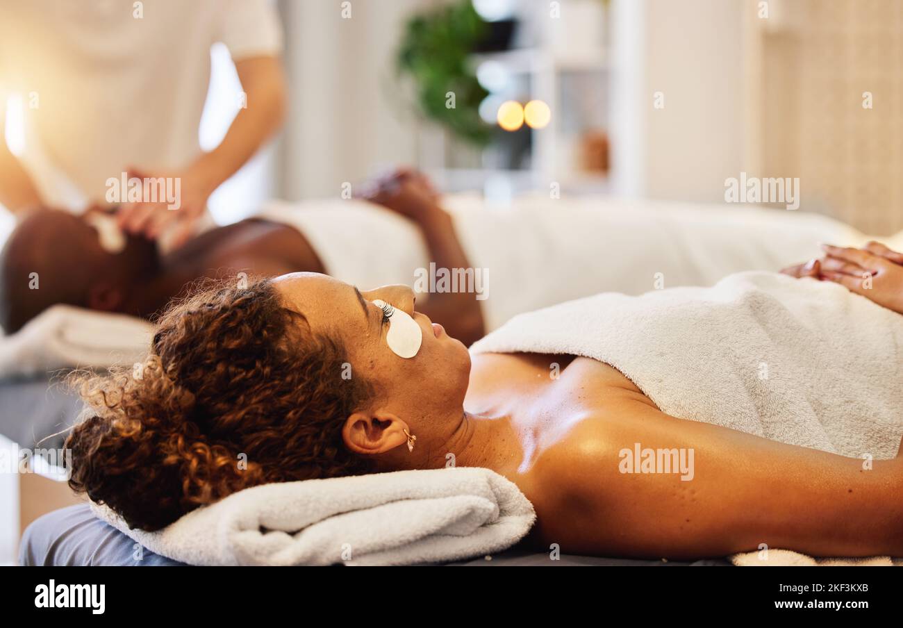 Bien-être, soin du visage et massage pour couple au spa pour la détente, le  soulagement du stress et le bien-être. Beauté, soin de la peau et couple  noir dans le salon de