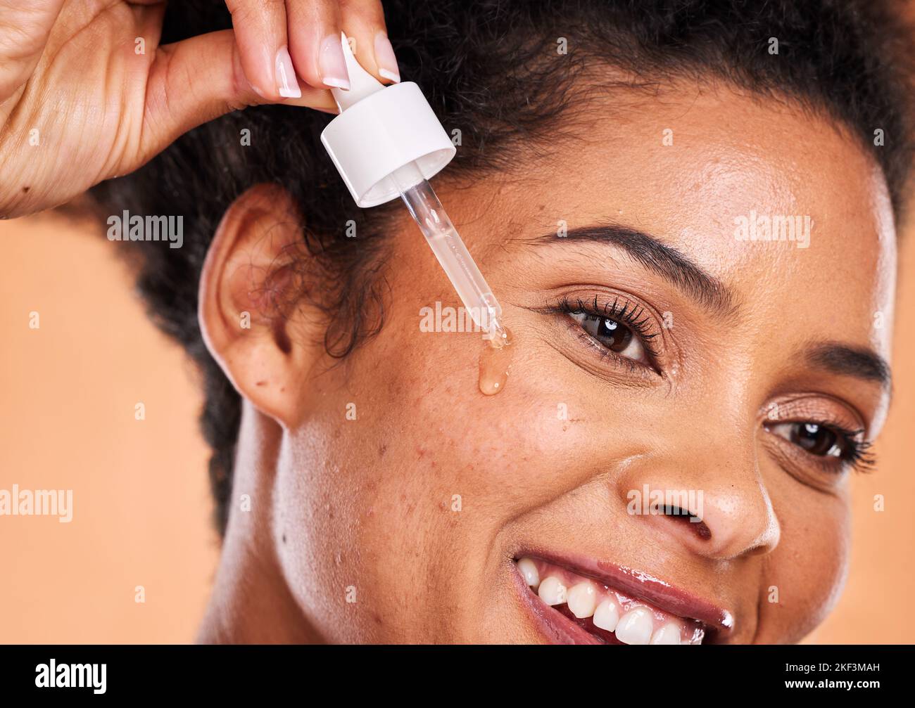 Femme noire, sérum de visage ou compte-gouttes dans la routine d'huile de soin de la peau, soins de santé ou bien-être en dermatologie rétinol, collagène ou vitamine c. Zoom, sourire Banque D'Images