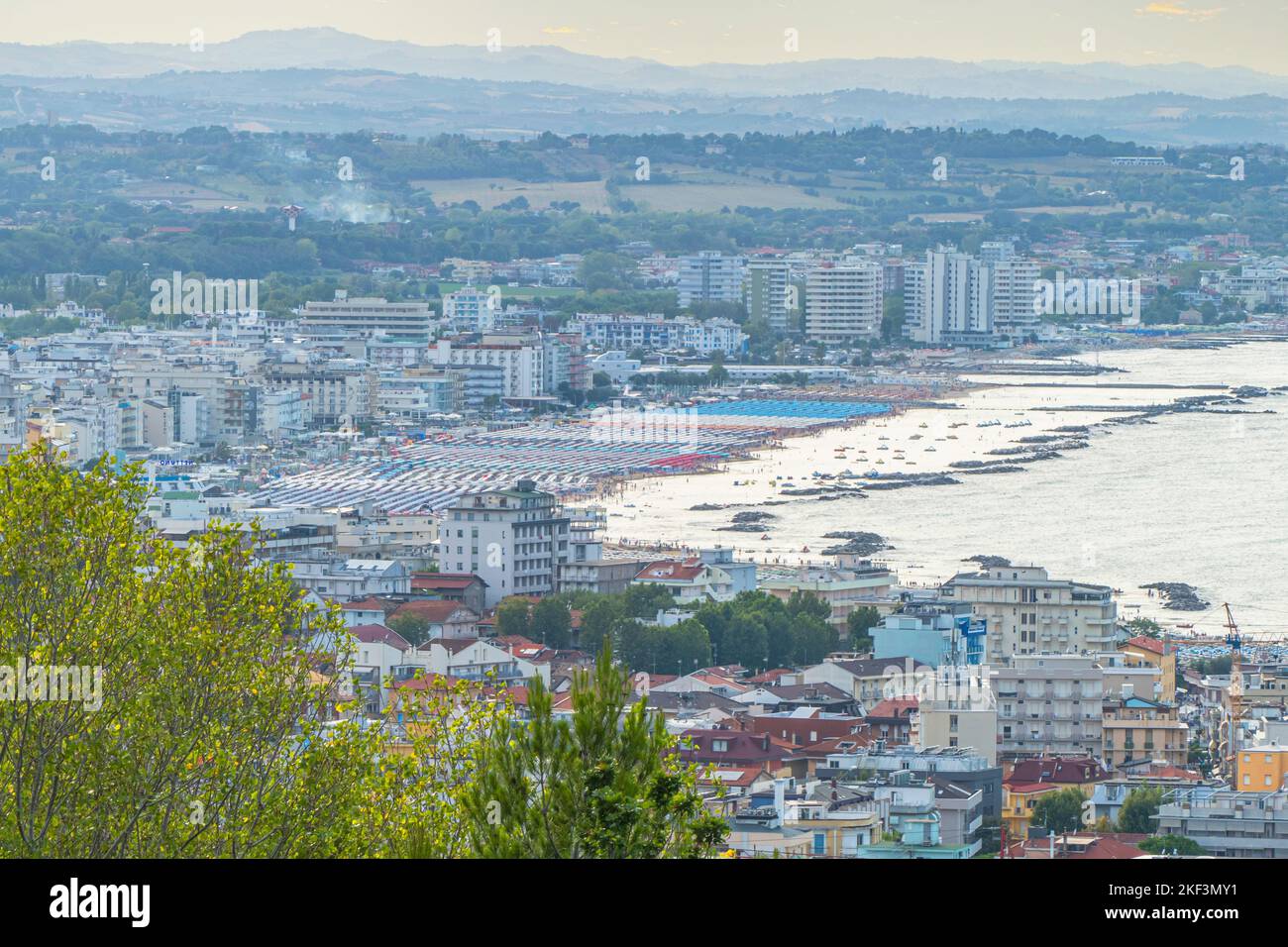 Vue aérienne de Gabicce et Cattolica au coucher du soleil Banque D'Images