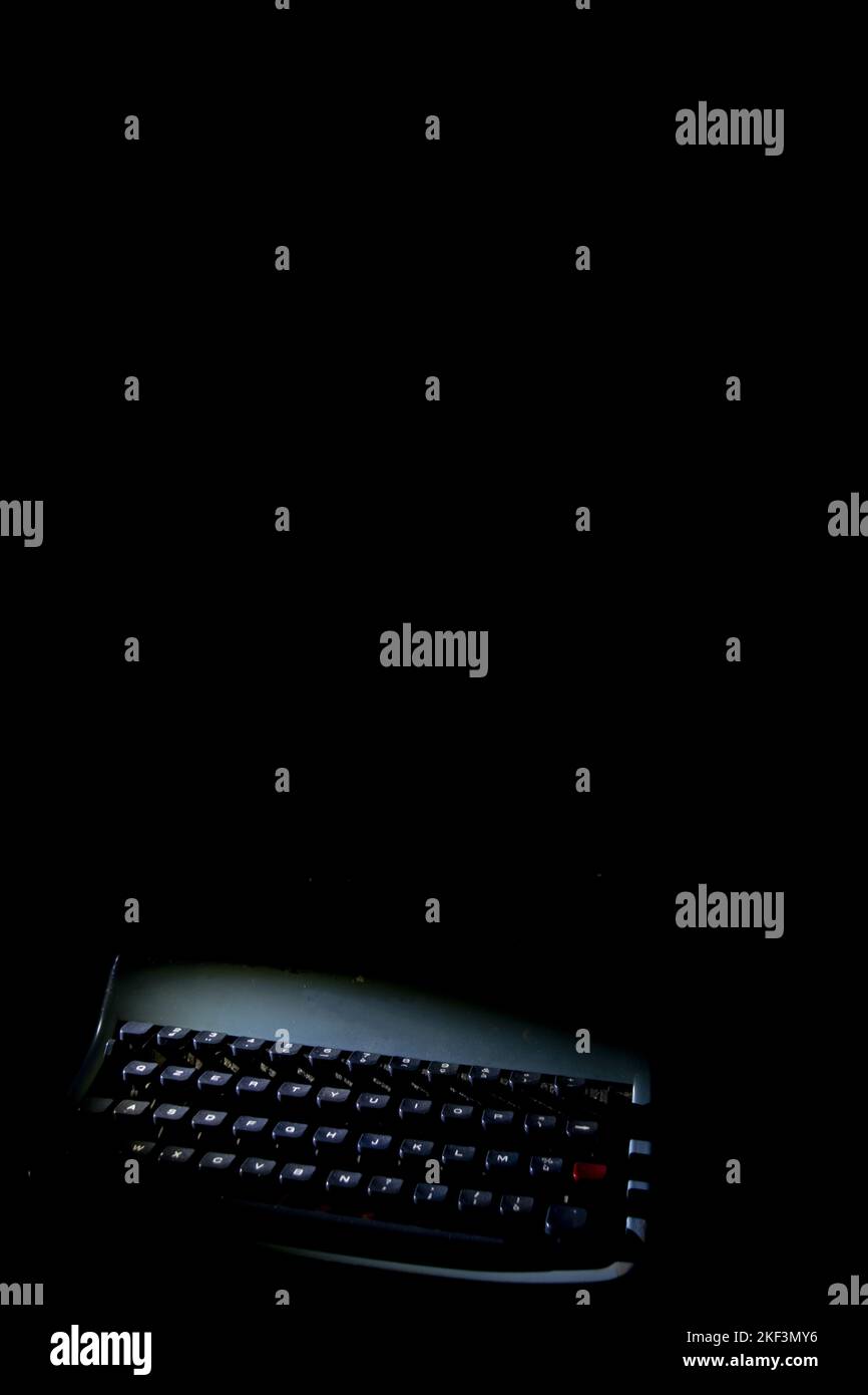 clavier d'une ancienne machine à écrire dans la lumière sombre Banque D'Images