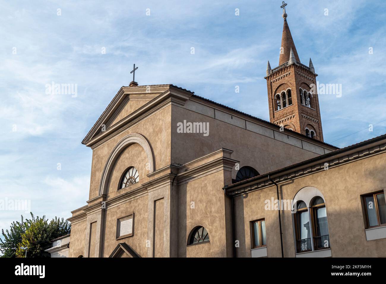 Belle église avec clocher à Cattolica Banque D'Images