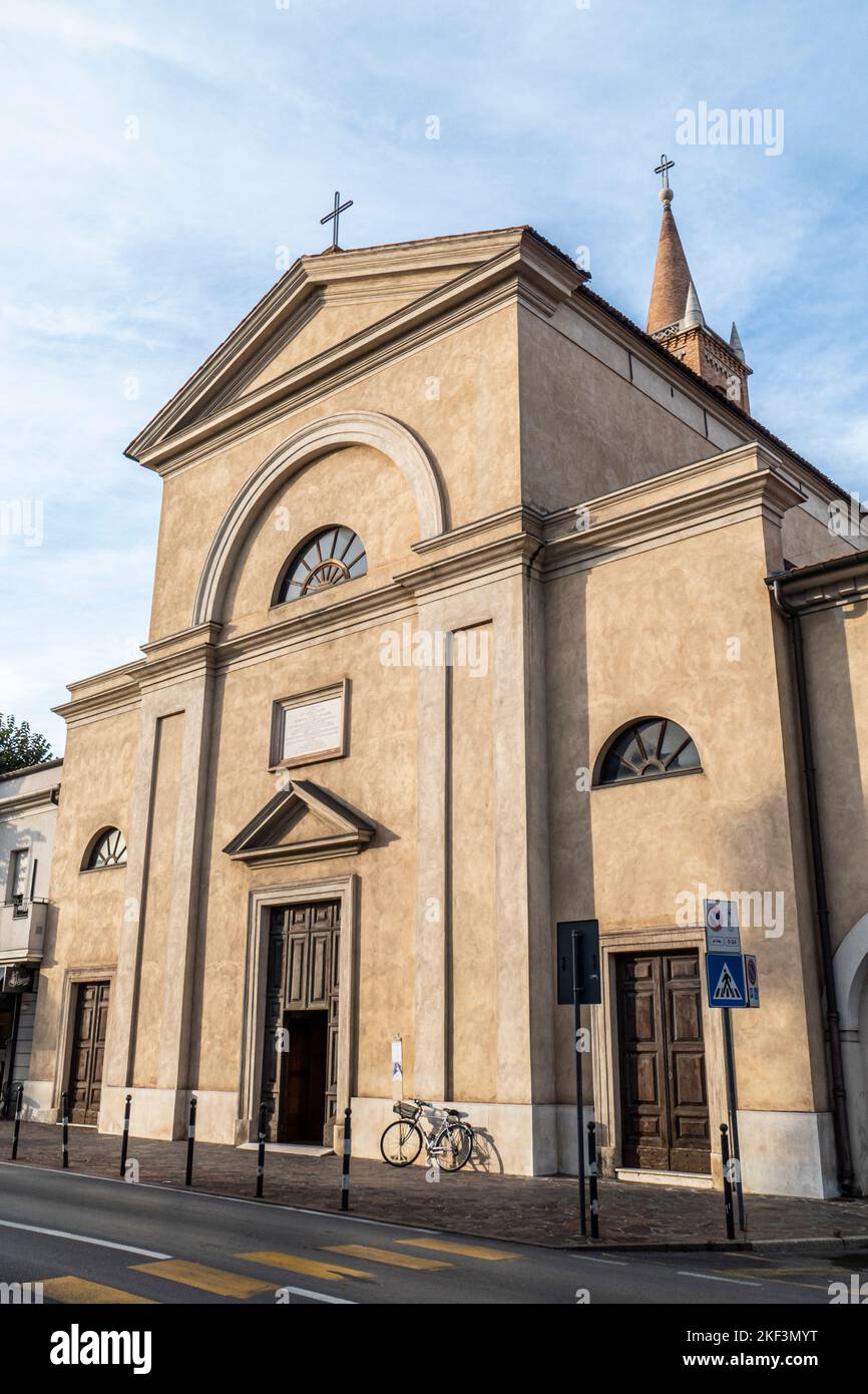 Belle église avec clocher à Cattolica Banque D'Images