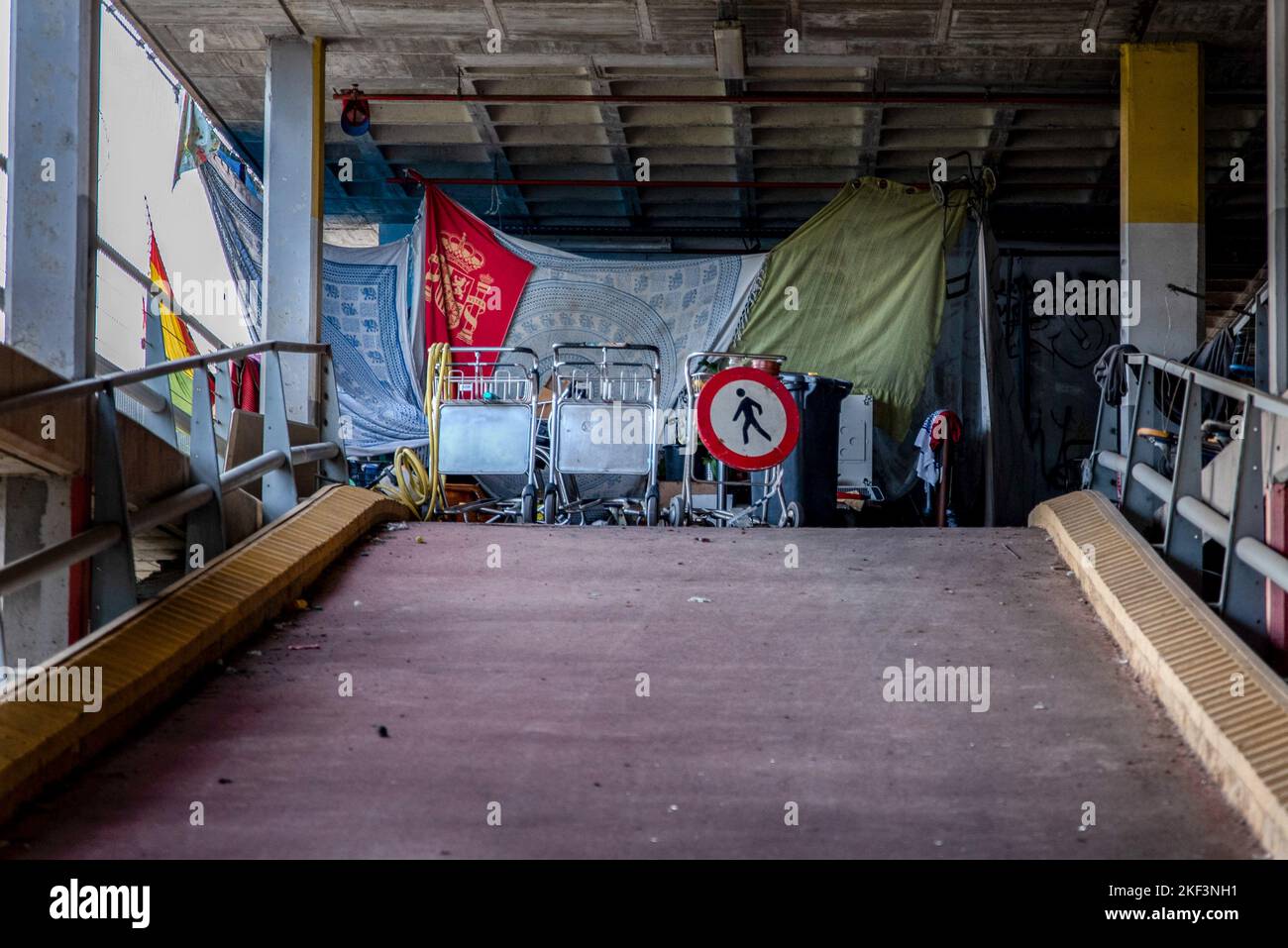 Une habitation temporaire par un sans-abri est vue en tissu et en chariots d'aéroport à l'intérieur du parking abandonné du terminal 2 de l'aéroport de Barcelone. Le parking de 6 étages situé dans le terminal 2 de l'aéroport est abandonné depuis plus de 3 ans en raison du coût élevé du stationnement. Elle abrite désormais plusieurs sans-abri à l'abri des températures froides, mais elle est également devenue une décharge connue pour beaucoup d'entre eux. Banque D'Images