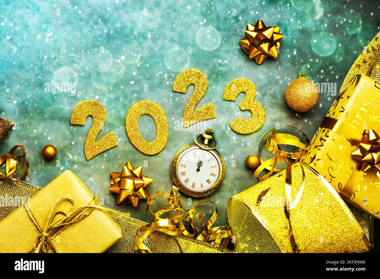 Bonne année 2023. Vue de dessus des numéros dorés 2023 avec décoration de  noël et horloge antique sur les lumières de noël et les flocons de neige.  Nouvel an, cel Photo Stock - Alamy