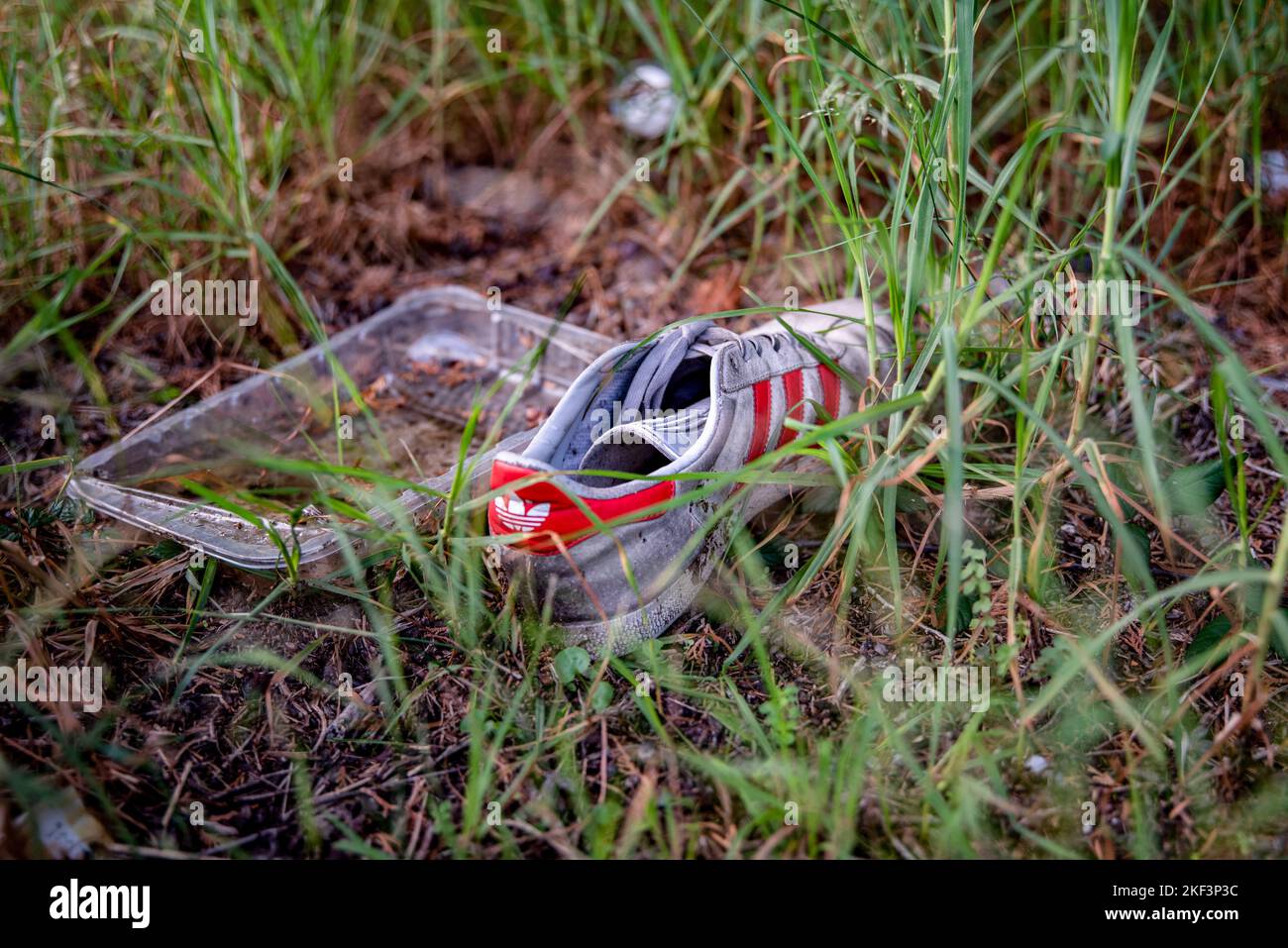 Barcelone, Espagne. 15th novembre 2022. Les chaussures Adidas abandonnées sont visibles à l'entrée du parking du terminal 2 de l'aéroport de Barcelone, un signe des montagnes de déchets qui se cachent à l'intérieur. Le parking de 6 étages situé dans le terminal 2 de l'aéroport est abandonné depuis plus de 3 ans en raison du coût élevé du stationnement. Elle abrite désormais plusieurs sans-abri à l'abri des températures froides, mais elle est également devenue une décharge connue pour beaucoup d'entre eux. (Photo de Ximena Borrazas/SOPA Images/Sipa USA) crédit: SIPA USA/Alay Live News Banque D'Images