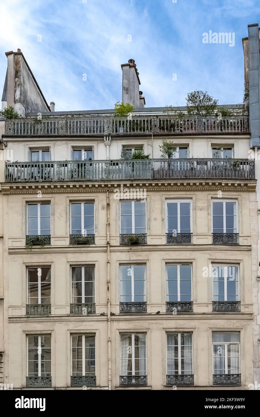 Paris, beaux bâtiments dans le Marais, rue Saint-Antoine dans le 4th arrondissement Banque D'Images
