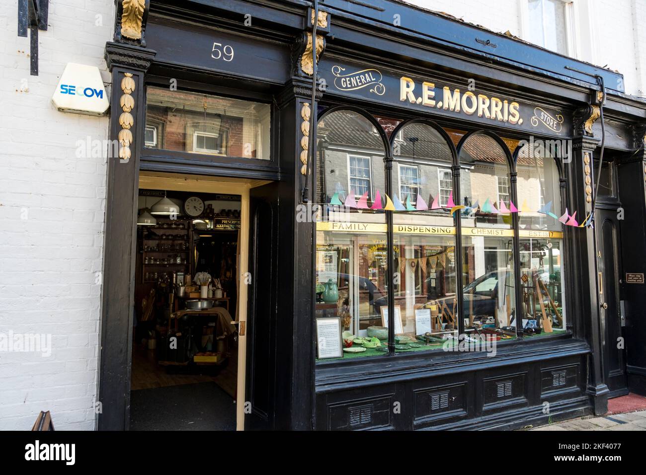 Ancien magasin avant de la pharmacie de dissercing établi en 1817, High Street Lowestoft suffolk 2022 Banque D'Images