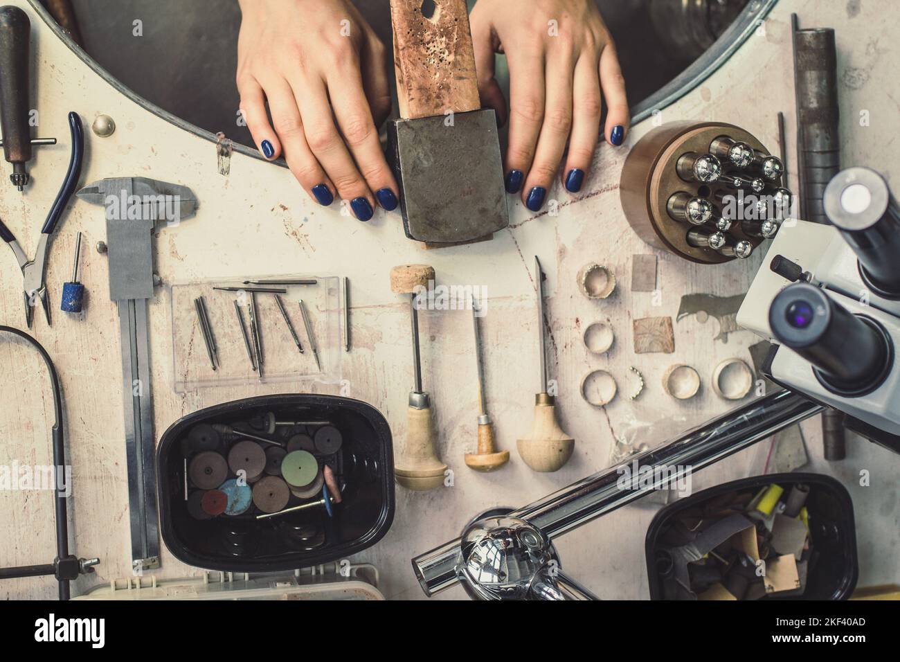 Gros plan de la photo concept de disposition de l'espace de travail de bijoutier. Savoir-faire. Photographie de haut niveau avec instruments en arrière-plan. Image de haute qualité pour wa Banque D'Images