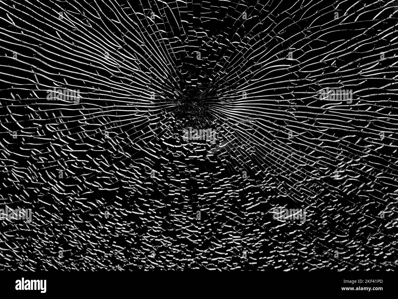 Verre brisé présentant de nombreuses fissures. Résumé de fenêtre fissurée sur noir. Banque D'Images
