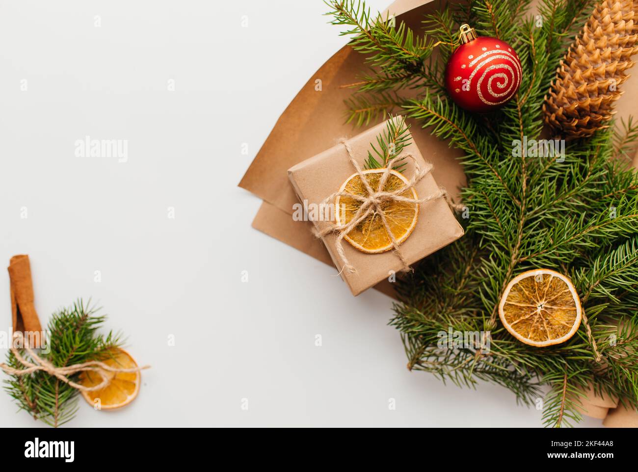 Arbre de Noël avec boîte cadeau et décorations sur fond de bois de l'espace pour le lettrage Banque D'Images
