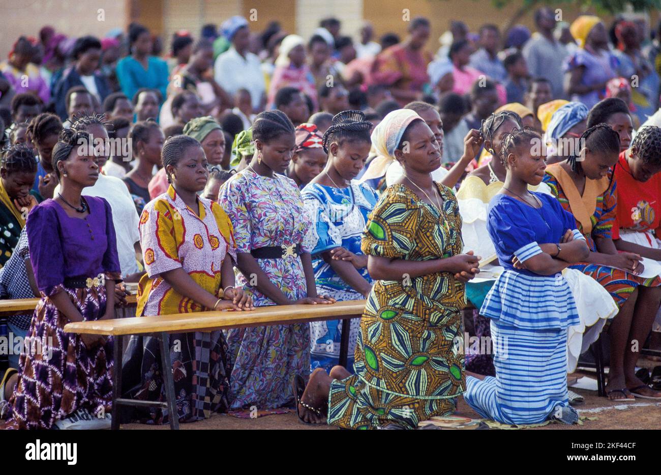 Burkina Faso. Femmes à une messe catholique romaine en plein air. Banque D'Images