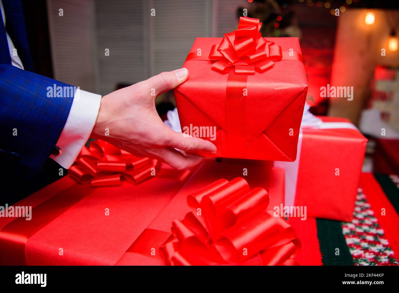 Préparez des cadeaux surprise pour votre famille et vos amis. Boîtes-cadeaux à gros noeud en ruban. Cadeaux ou cadeaux emballés en rouge. Préparez-vous pour noël et les nouveautés Banque D'Images