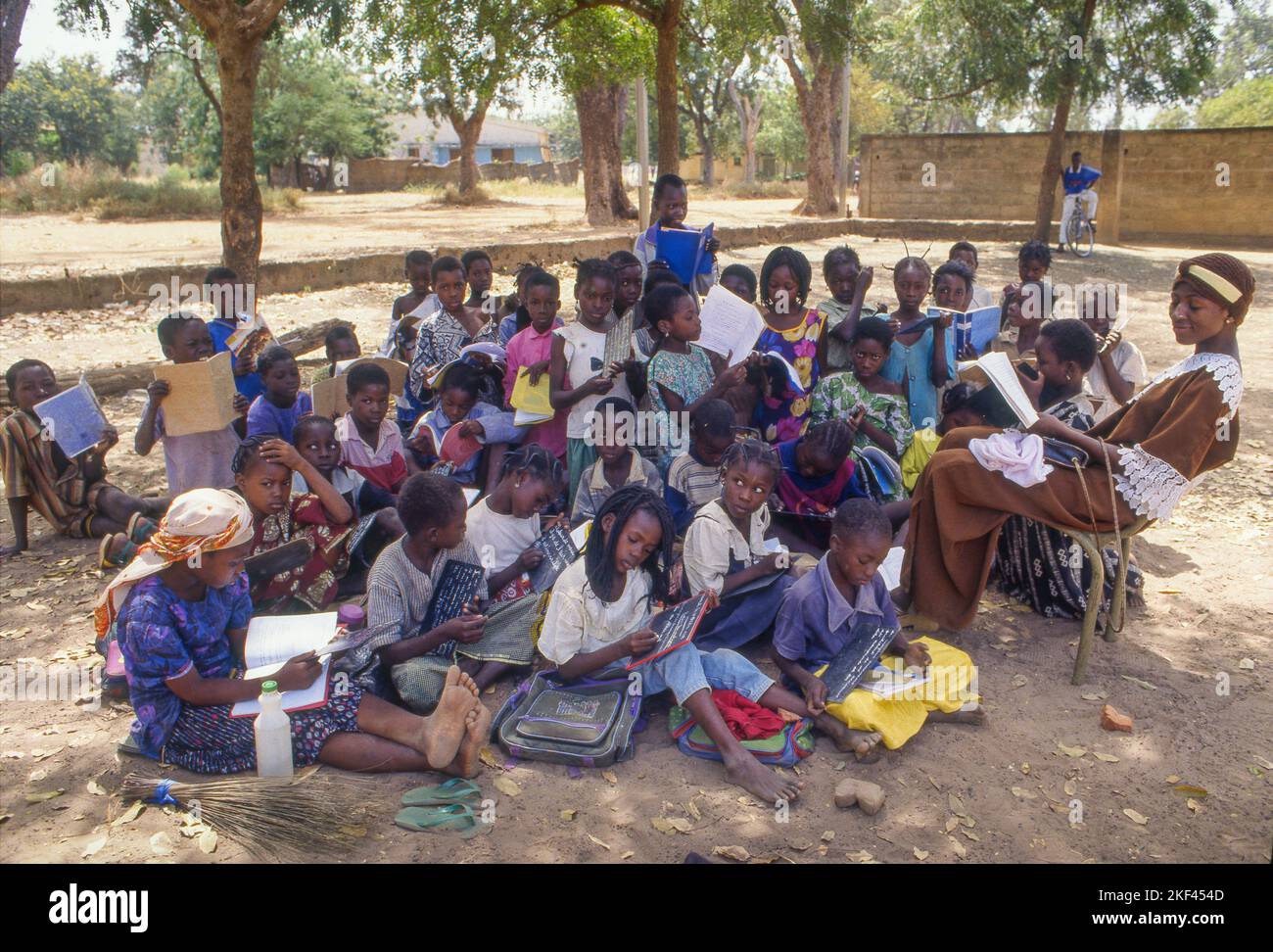 Burkina Faso, Piela Enseignante dans une école primaire avec sa classe en plein air. Banque D'Images