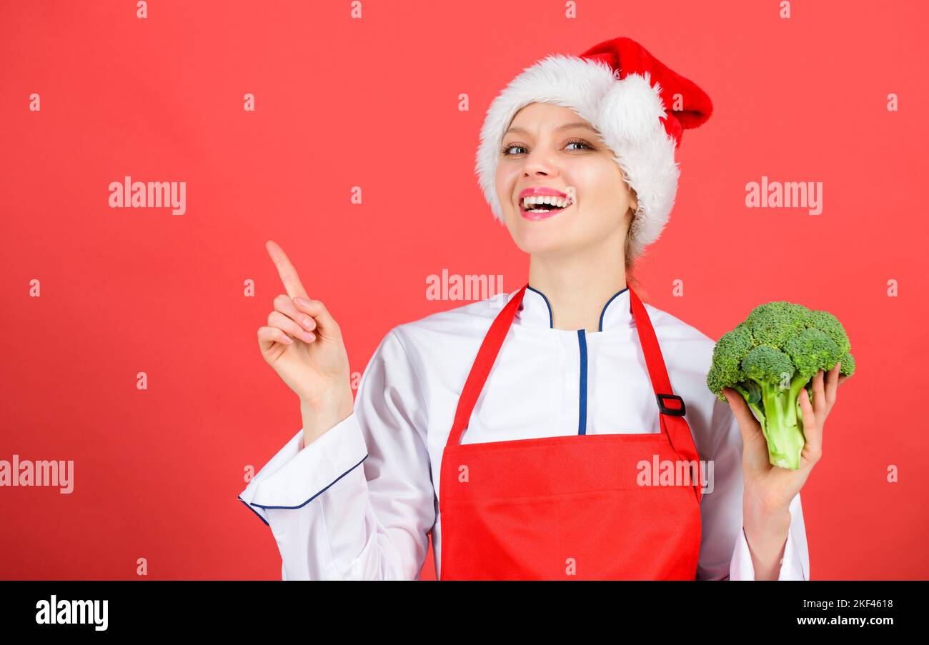 Idées pour le dîner de Noël. Menu de Noël. Femme chef cuisine noël
