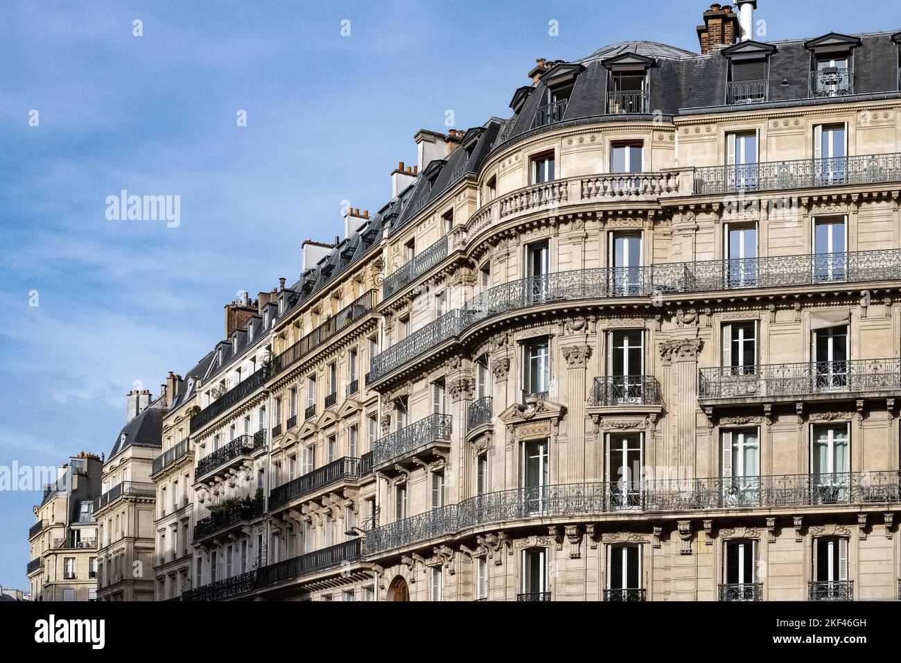 Paris, beau bâtiment, façade ancienne rue de Provence, dans le 8e arrondissement Banque D'Images