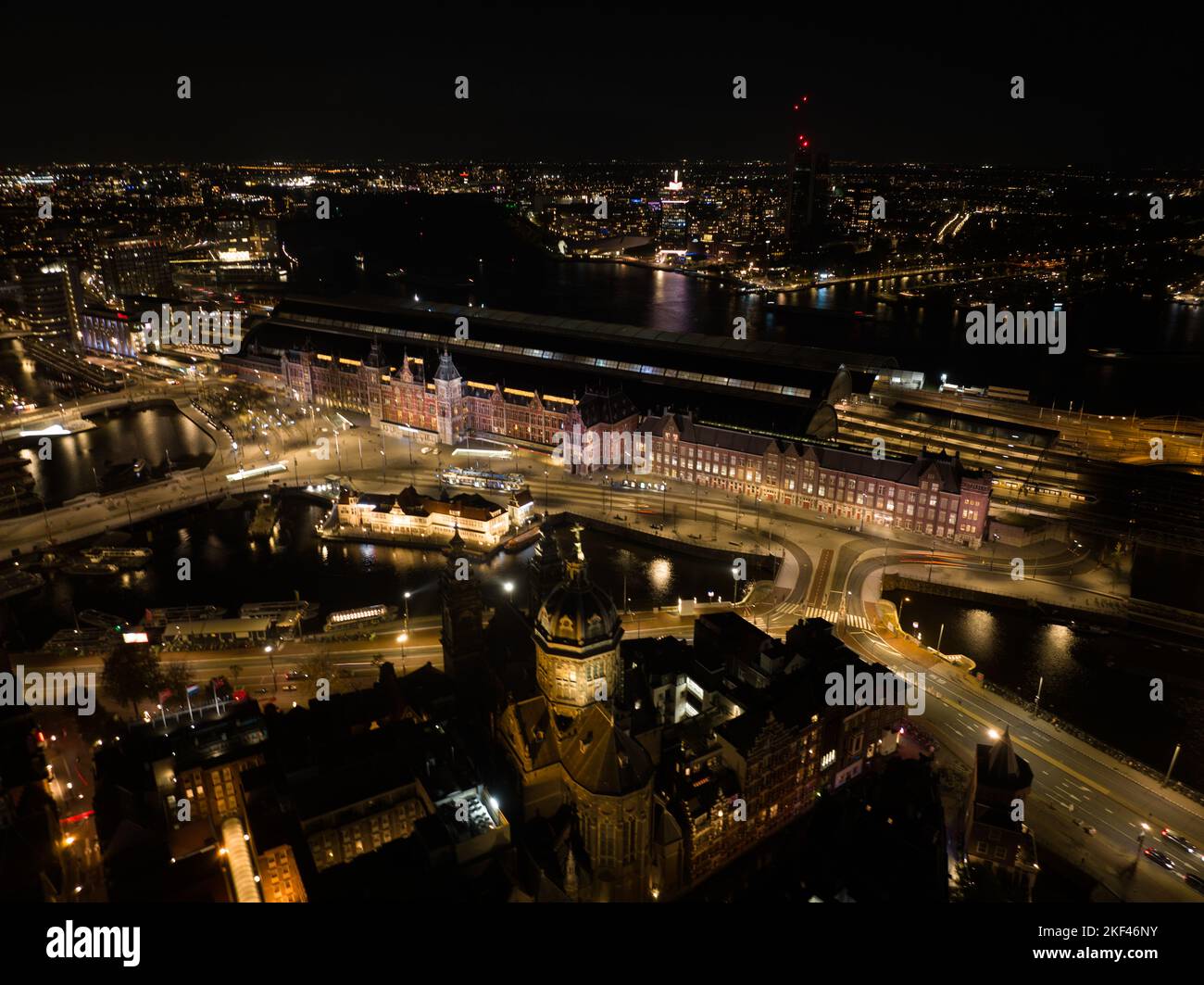 Vue aérienne du centre-ville d'Amsterdam par drone de nuit. Amsterdam Centraal, IJ, Oosterdok, Prins Hendrikkade, transports en commun, trafic à Banque D'Images