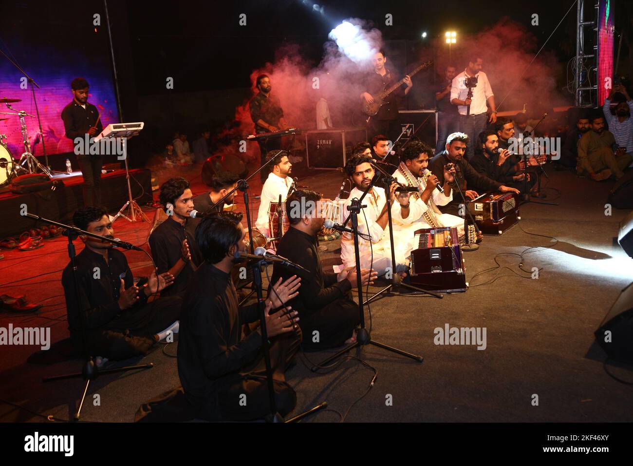 13 novembre 2022, Hyderabad, Sindh, Pakistan: Qawal pakistanais qui y joue Qawali pendant le concert de Lahooti à Hyderabad (image de crédit : © Jan Ali Laghari/Pacific Press via ZUMA Press Wire) Banque D'Images