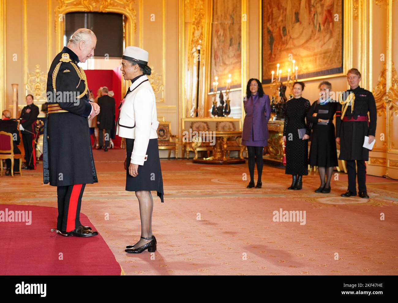 Mme Pauline Black, chanteuse, actrice et auteure de Coventry, est faite Officier de l'ordre de l'Empire britannique par le roi Charles III au château de Windsor. Le prix était pour les services de divertissement. Date de la photo: Mercredi 16 novembre 2022. Banque D'Images