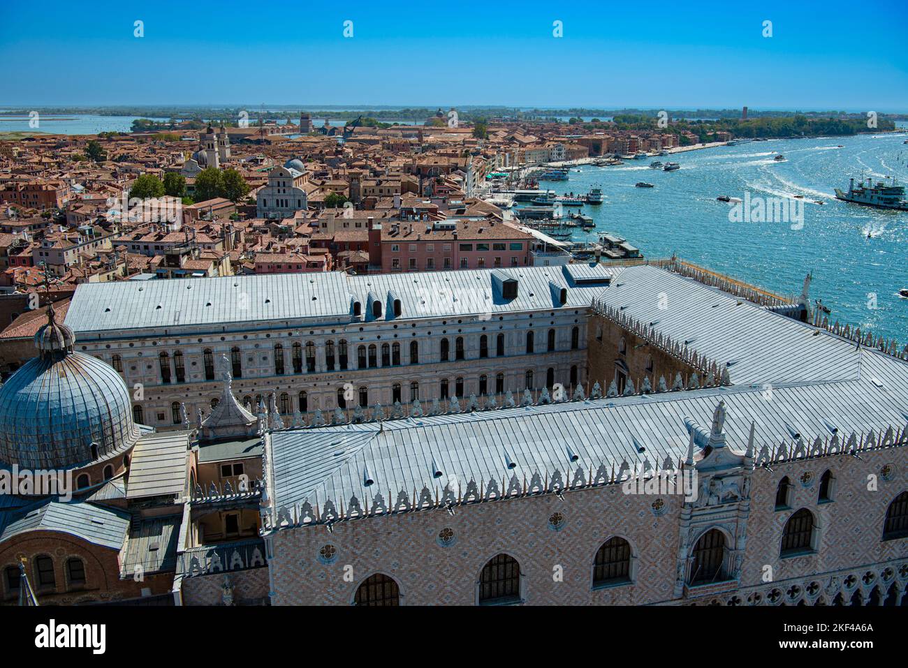 Blick vom Campanile, Glockentrum von San Marco, in Richtung Stadtteil Castello, Dogenpalast, Veneig, Venetien, Italien Banque D'Images