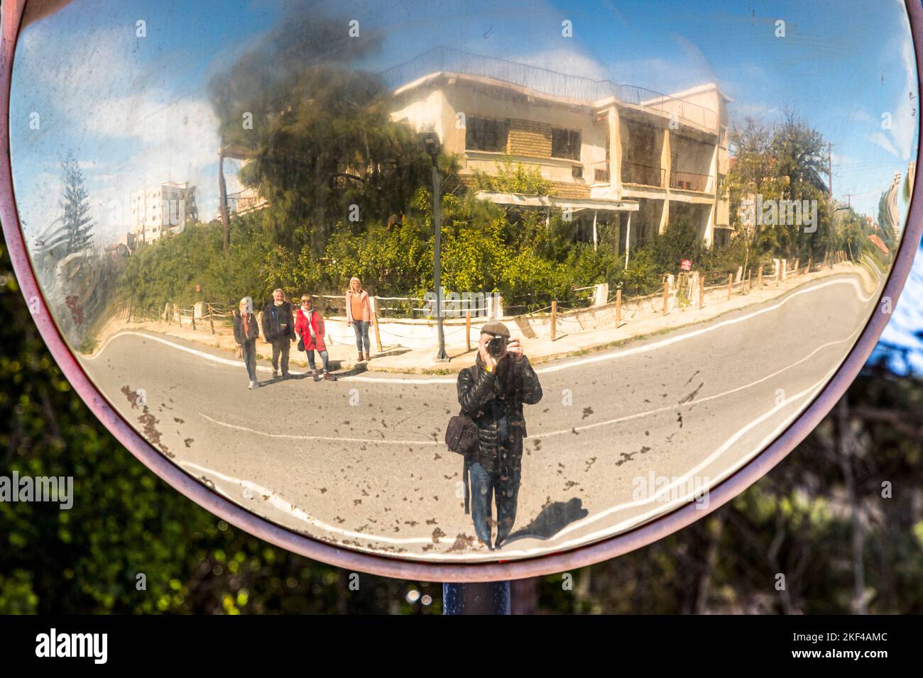 Le district de Varosha (Kapalı Maraş) à Famagusta, Gazimağusa (Chypre) a été entre 1970 et 1974 l'une des destinations touristiques les plus populaires dans le monde. Ses habitants chypriotes grecs se sont enfuis lors de l'invasion turque de Chypre en 1974, lorsque la ville de Famagusta a été contrôlée par la Turquie. Il est resté abandonné depuis et les bâtiments ont cessé de se départir Banque D'Images