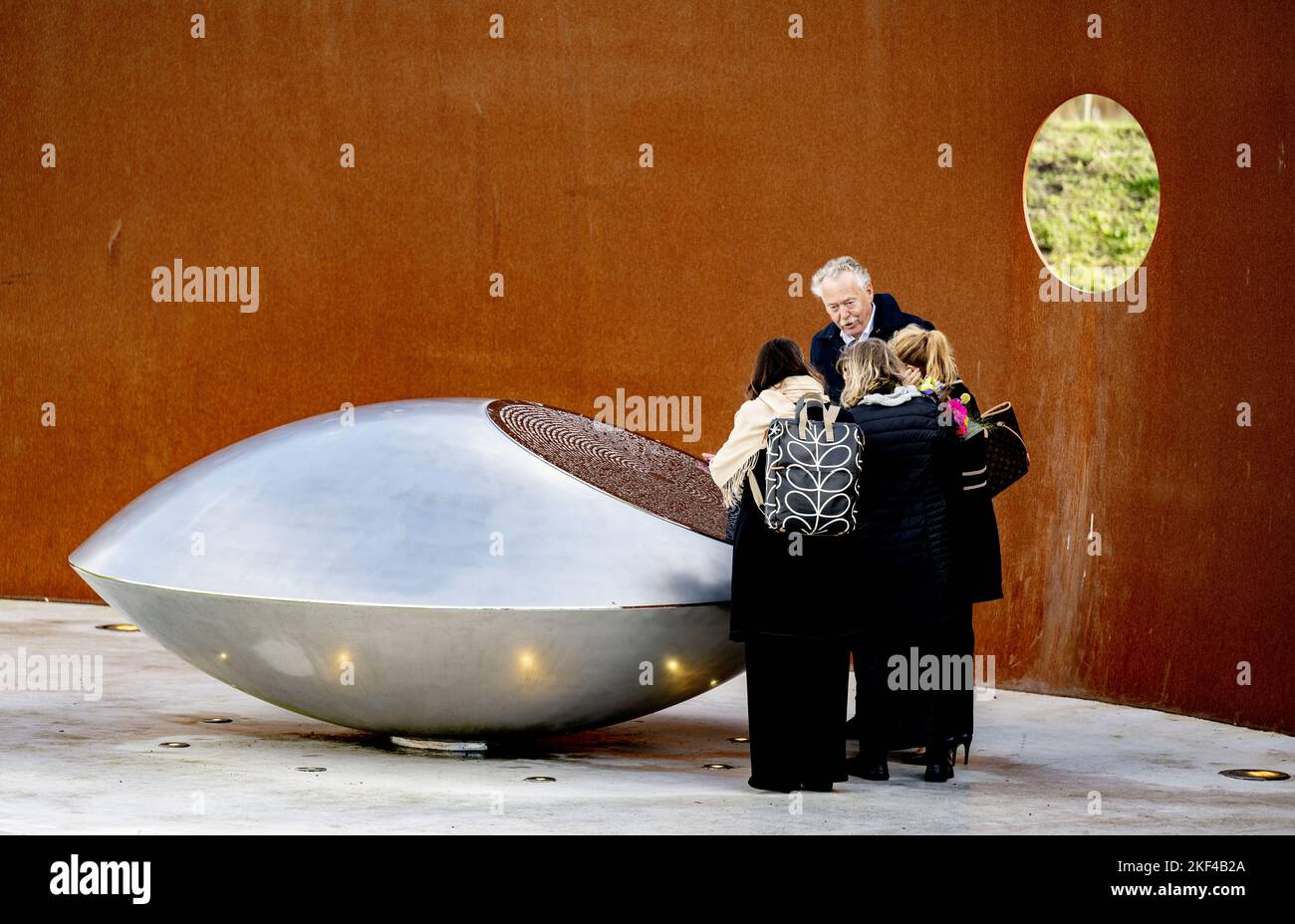 Vijhuizen, pays-Bas. 16th novembre 2022. VIJFHUIZEN - parents britanniques au Monument National MH17. Devant le tribunal de Schiphol, le tribunal statue dans l'affaire pénale contre les quatre hommes soupçonnés d'être impliqués dans l'attentat du vol MH17. Les 298 personnes à bord ont été tuées. ANP ROBIN UTRECHT pays-bas Out - belgique Out crédit: ANP/Alay Live News Banque D'Images