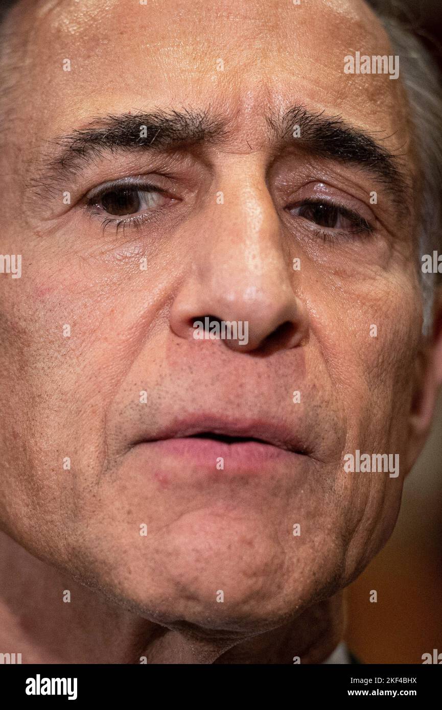 Le représentant des États-Unis Darrell Issa (républicain de Californie) parle avec des journalistes des élections à la direction de la conférence républicaine, sur la colline du Capitole à Washington, DC, Etats-Unis, mardi, 15 novembre, 2022. Photo de Cliff Owen/CNP/ABACAPRESS.COM Banque D'Images