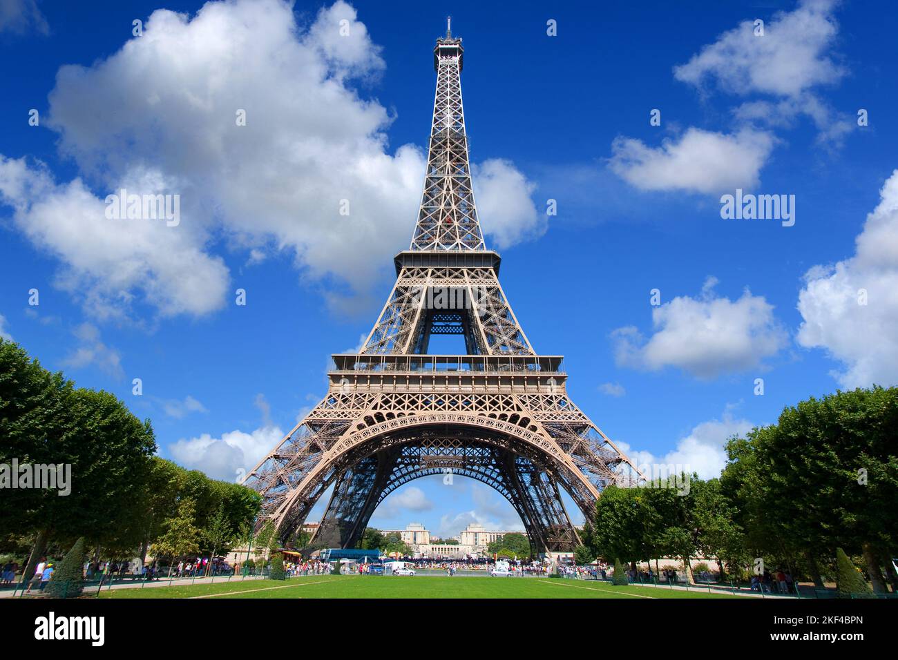 Europa, Frankreich, Paris, Eiffelturm, 330 m hoch, Champ de Mars. Banque D'Images