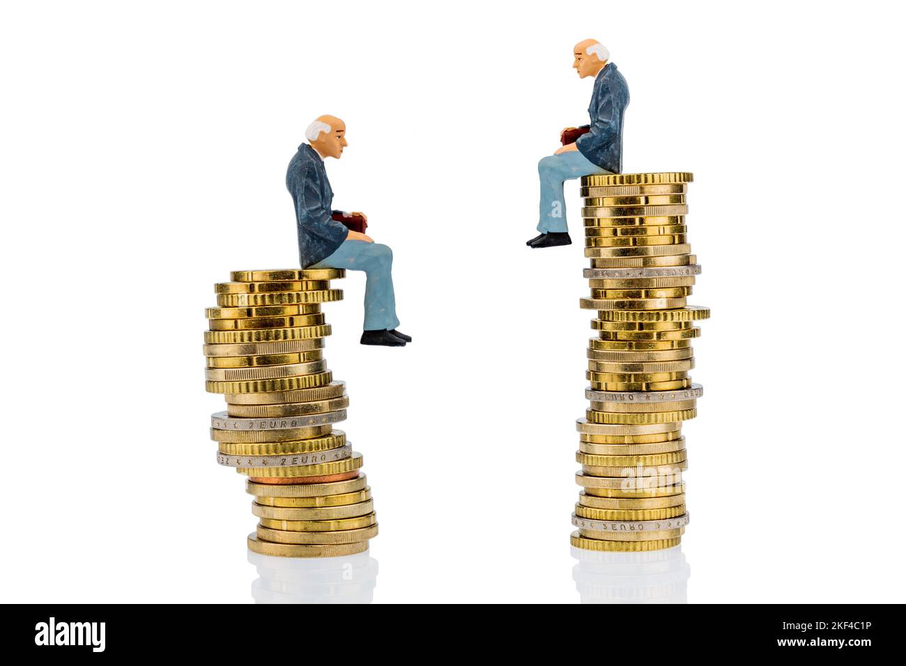 Zwei Renter sitzt auf unterschiedliche Stapel Euromünzen, Hartz IV, Mindestente, Rente, unterschiedliche Rentenansprüche, Banque D'Images