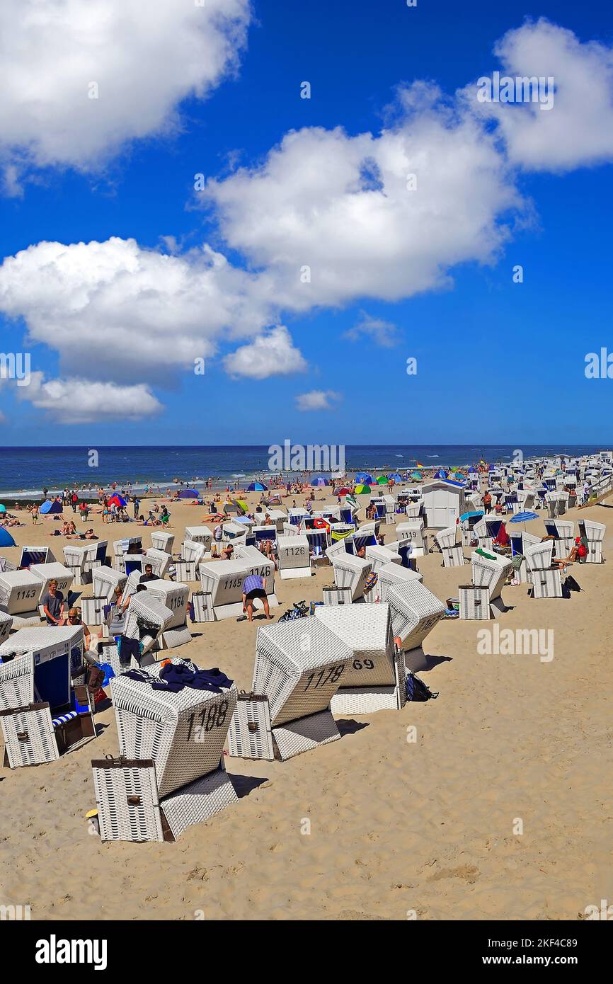 Touristen und am Hauptstrand Strandkörbe von Westerland Sylt nordfriesische Inseln,,, Pikine, Deutschland Banque D'Images