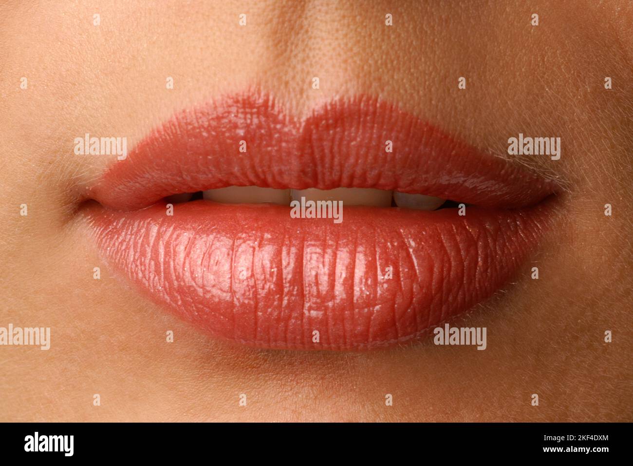 Leicht geöffneter Mund einer jungen Frau, Model-Release, Lippenstift, rot, schöne Zähne, Banque D'Images
