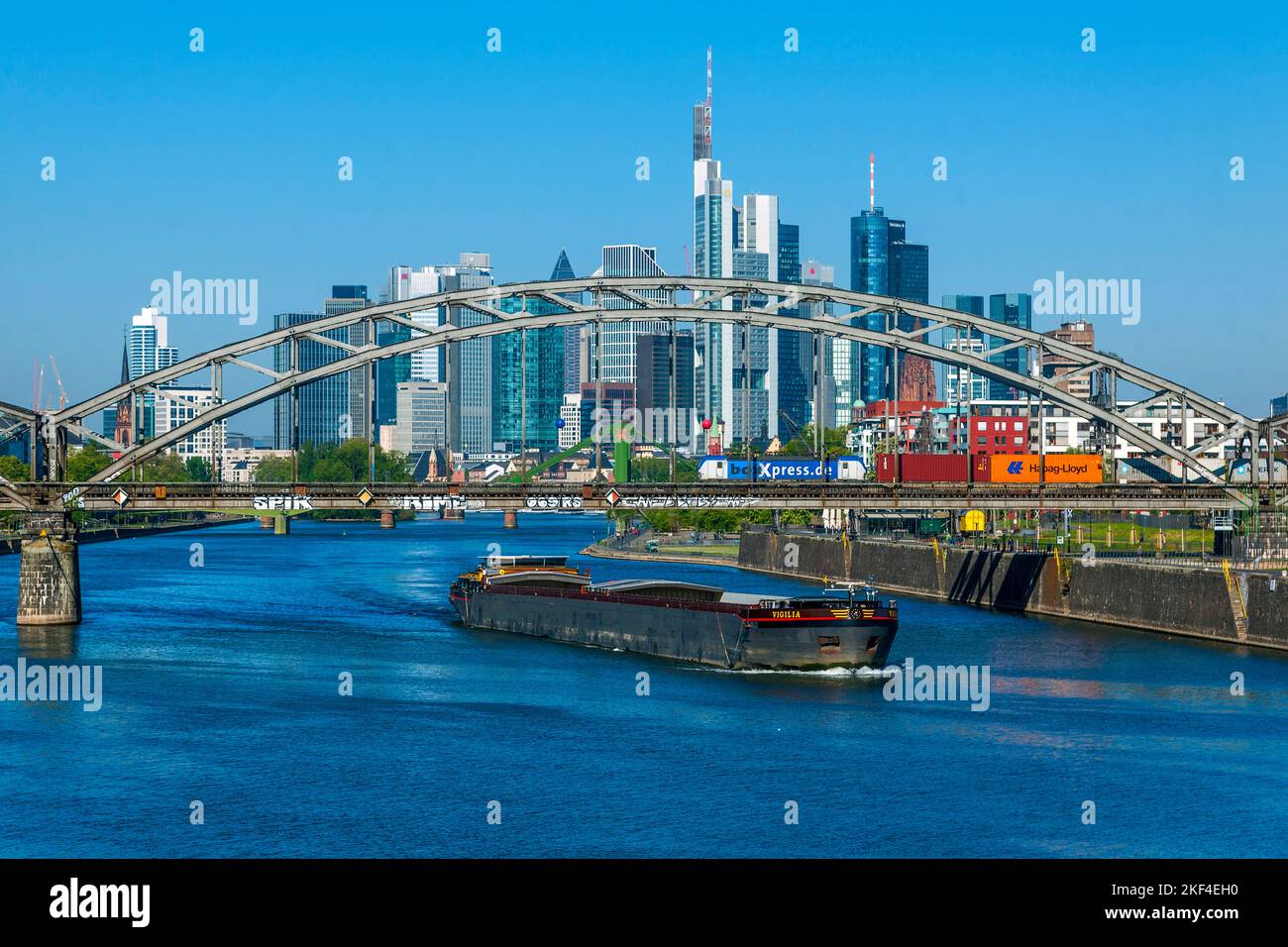 Die Skyline von Frankfurt am main im Sommer Banque D'Images
