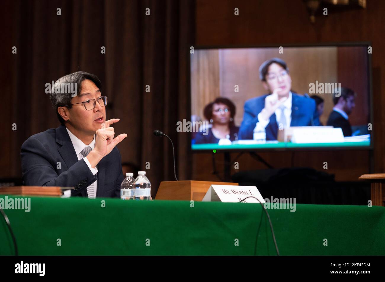 Michael J. Hsu, contrôleur par intérim, Bureau du contrôleur de la monnaie, témoigne devant le Sénat des affaires bancaires, du logement et des affaires urbaines, de l'audience de surveillance visant à examiner les organismes de réglementation financière, en mettant l'accent sur un système solide de banques et de caisses de crédit pour la rue principale, à Capitol Hill, à Washington, le mardi 15 novembre 2022. Crédit : Cliff Owen/CNP Banque D'Images