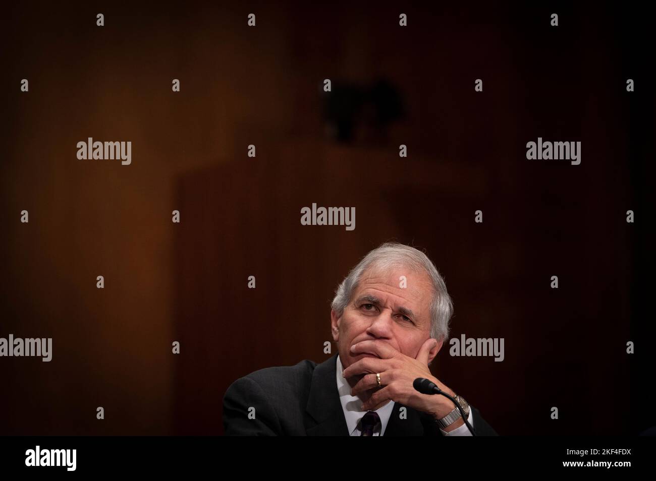 Martin J. Gruenberg, président par intérim de la Federal Deposit Insurance Corporation, témoigne devant le Sénat des affaires bancaires, du logement et urbaines, de l'audience de surveillance visant à examiner les organismes de réglementation financière, en mettant l'accent sur un système solide de banques et de caisses de crédit pour la rue principale, à Capitol Hill, à Washington, le mardi 15 novembre 2022. Crédit : Cliff Owen/CNP Banque D'Images