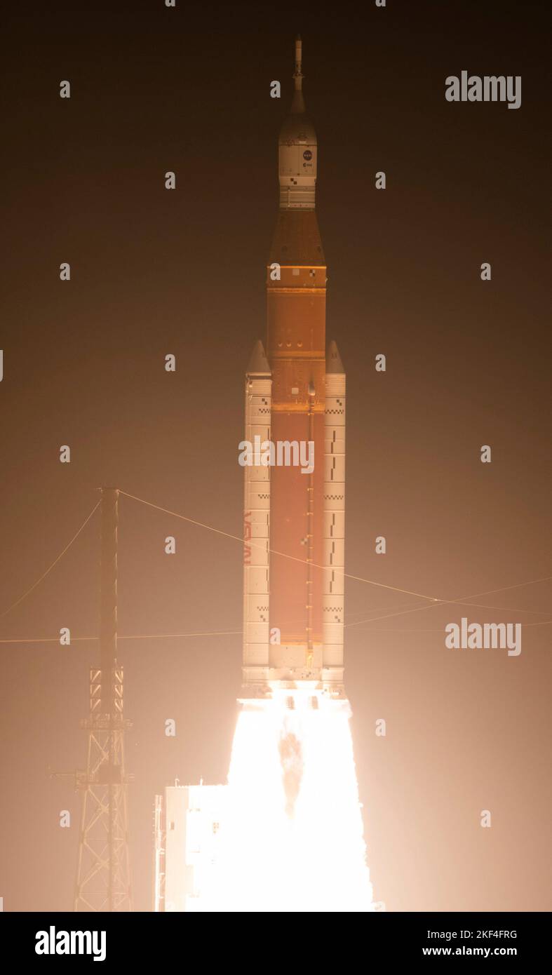 Kennedy Space Center, États-Unis d'Amérique. 16 novembre 2022. Les fusées massives du système de lancement spatial Artemis I de la NASA soulèvent l'engin spatial Orion dans le ciel tôt le matin à partir du complexe de lancement 39B transportant l'engin spatial Orion depuis le Centre spatial Kennedy, 16 novembre 2022, à Cape Canaveral, en Floride. Après plusieurs tentatives infructueuses, l'essai en vol sans équipage s'est levé lors du premier essai de la mission d'exploration en profondeur. Credit: Joel Kowsky/NASA/Alamy Live News Banque D'Images