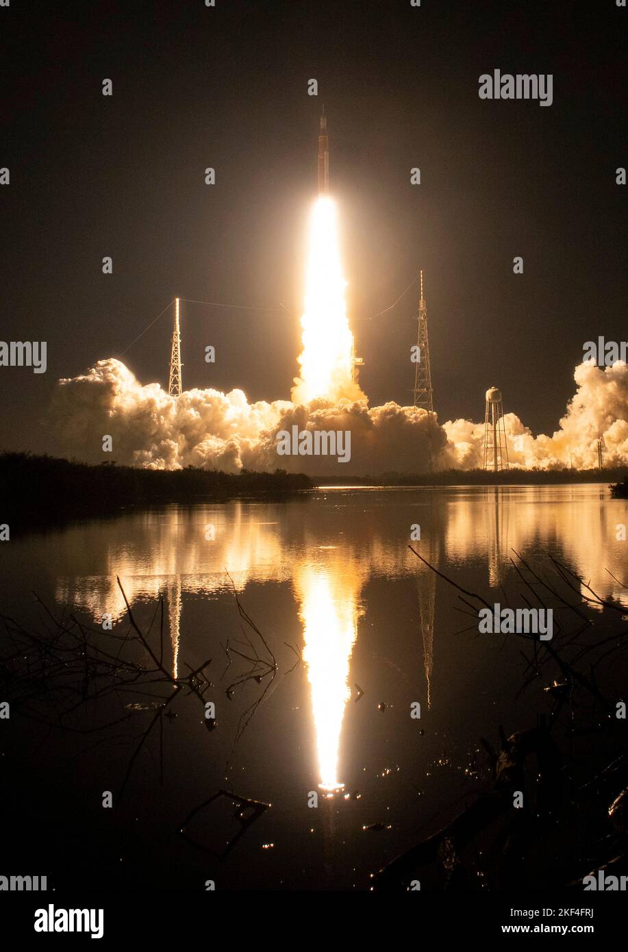 Kennedy Space Center, États-Unis d'Amérique. 16 novembre 2022. Les fusées massives du système de lancement spatial Artemis I de la NASA soulèvent l'engin spatial Orion dans le ciel tôt le matin à partir du complexe de lancement 39B transportant l'engin spatial Orion depuis le Centre spatial Kennedy, 16 novembre 2022, à Cape Canaveral, en Floride. Après plusieurs tentatives infructueuses, l'essai en vol sans équipage s'est levé lors du premier essai de la mission d'exploration en profondeur. Credit: Bill Ingalls/NASA/Alamy Live News Banque D'Images